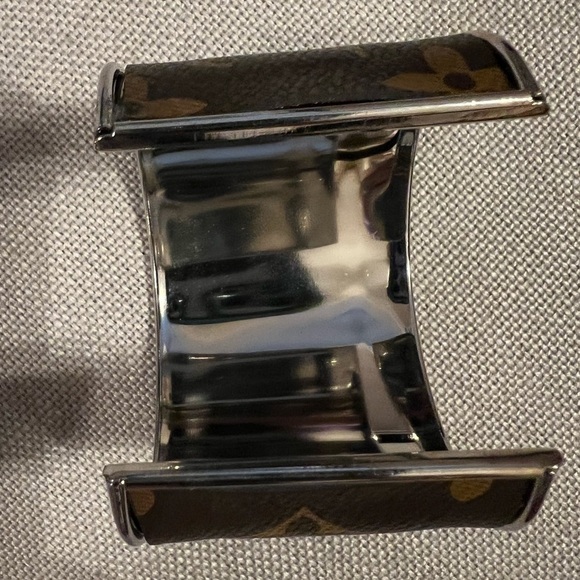 Authentic LOUIS VUITTON patch inlayed on a 2” NICKEL CUFF - handmade - Picture 4 of 4